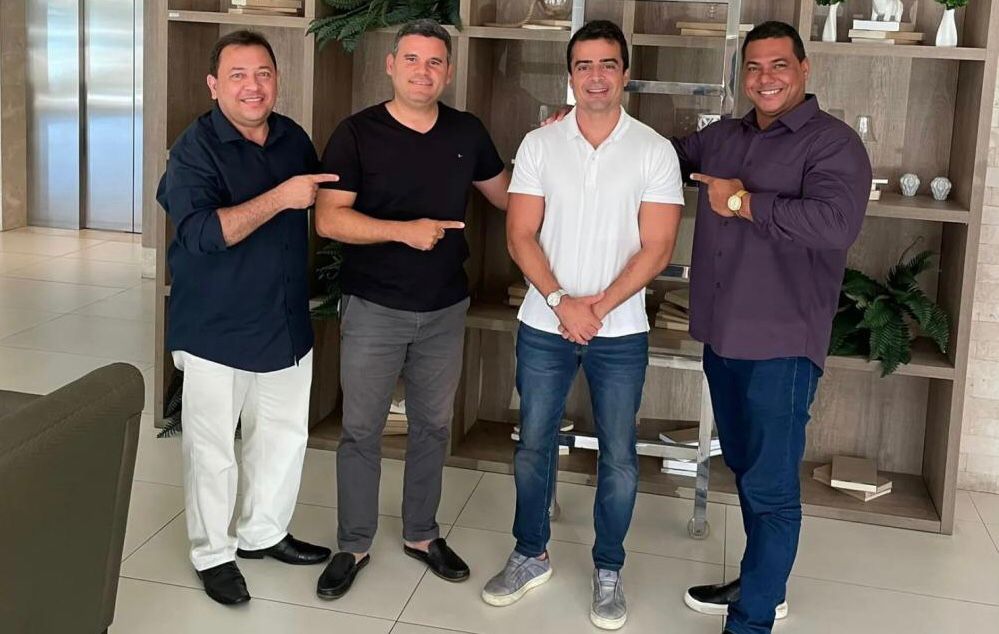 Deputado Roberto Carlos fica feliz em conhecer Bispo Bruno Leonardo