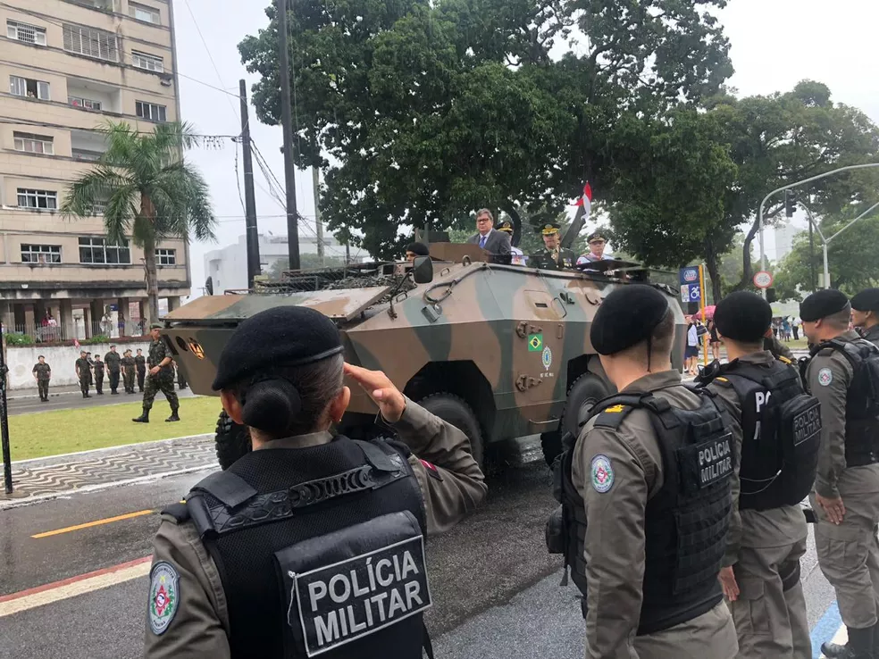 Polícia Militar desfila com nova padronização de uniforme e viatura